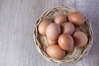 Hasır sepette taze tavuk yumurtası.