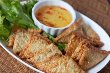Baharatlı soslu, tatlı ve baharatlı üçgen kızarmış tofu.