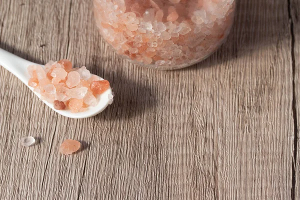 白いスプーンでヒマラヤピンクの塩 — ストック写真