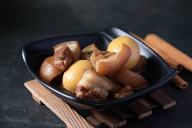 Tayland soslu yumurta ve domuz yahnisi.