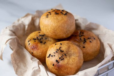 Siyah fasulyelerle doldurulmuş yuvarlak çörekler. Geleneksel Endonezya Yemeği.