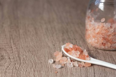 Himalaya pembe tuzu beyaz kaşıkta