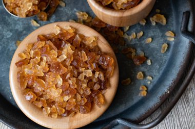 Büyük kaya şekeri esmer şekerden yapılır..