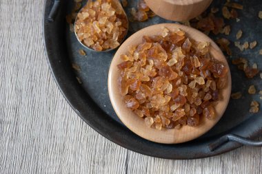 Büyük kaya şekeri esmer şekerden yapılır..