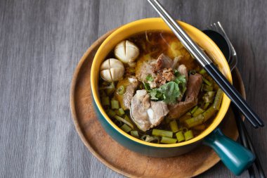 Sabah ihtişamı ve lahanası ile kaolao usulü kızarmış domuz eti, yerel Tayland yemeği.