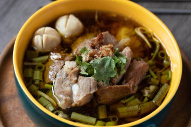 Sabah ihtişamı ve lahanası ile kaolao usulü kızarmış domuz eti, yerel Tayland yemeği.