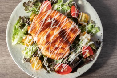 Tavuklu biftek ve sebze tabağı..