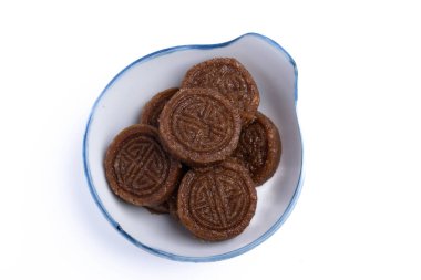 Kahverengi şekerli pirinç tatlısı (khao tu tatlı) bir fincanda karıştırılmış, Tayland tatlısı.