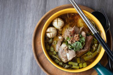 Sabah ihtişamı ve lahanası ile kaolao usulü kızarmış domuz eti, yerel Tayland yemeği.