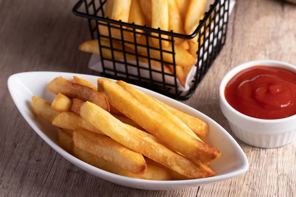 Pommes Frites Svart Korg Med Tomatsås — Stockfoto