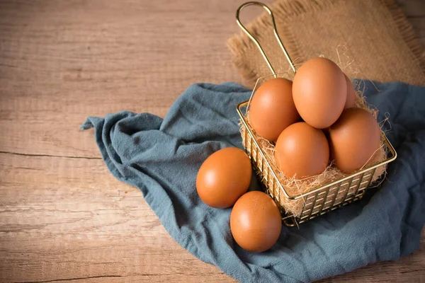 Huevos Pollo Frescos Una Cesta Metal — Foto de Stock