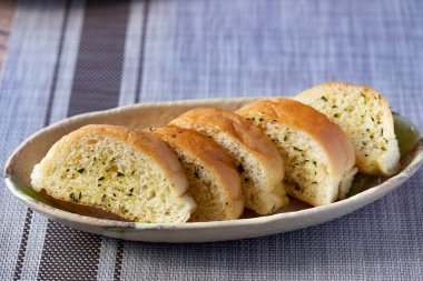 Sarımsaklı ve şifalı ekmek dilimleri.