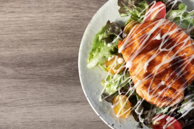 Tavuklu biftek ve sebze tabağı..