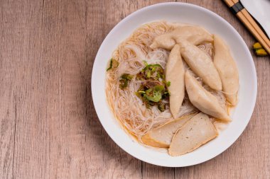 Pirinç soslu şehriye çorbası ve köfte. Tayland tarzı üst görünüm pişirme