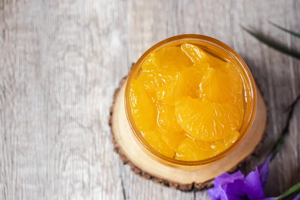 クリアデザートグラスのシロップのオレンジ — ストック写真