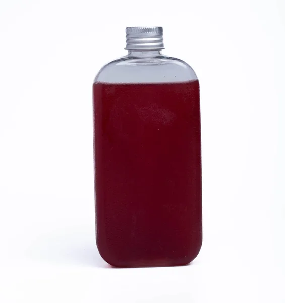 白底透明酒瓶中的葡萄汁 — 图库照片