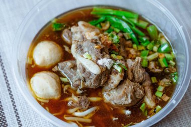 Plastik bir kapta haşlanmış domuz eti ve köfte. Yemek kutusu.