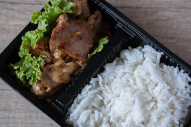 Yemek kutusunda pilav ve kızarmış domuz pirinci.