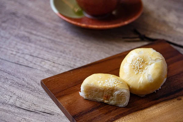 Chinese Pastry Mooncake Soybeans Wooden Floor — Fotografia de Stock