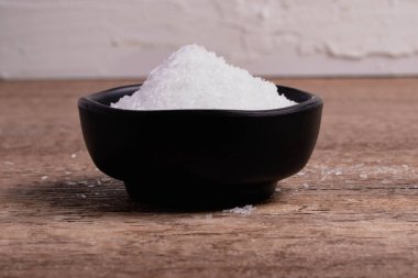 Siyah bir fincanda monosodyum glutamat.