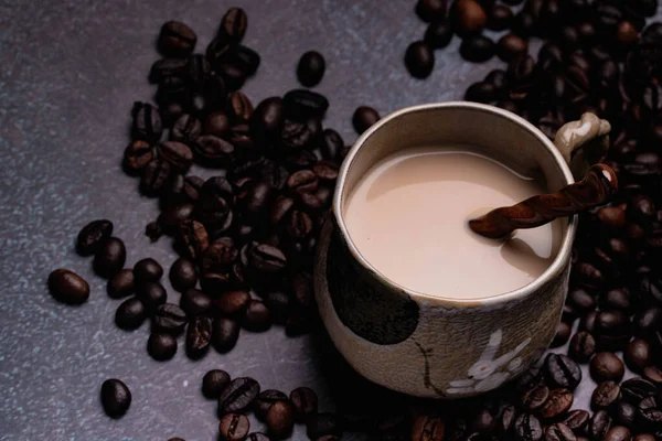 Две Кружки Кофе Кофейными Зернами Тёмном Фоне — стоковое фото