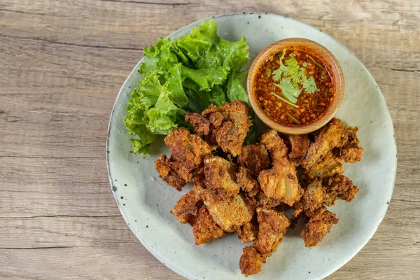 Balık soslu kızarmış domuz eti ve baharatlı çene sosu.