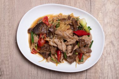 Kızarmış domuz, beyaz arka planda zencefilli beyaz tabak.