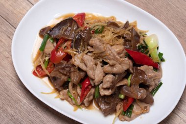 Kızarmış domuz, beyaz arka planda zencefilli beyaz tabak.