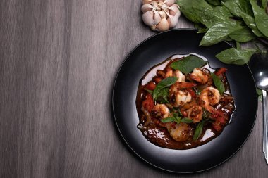 Kızarmış karidesle acı biber ezmesini karıştır.