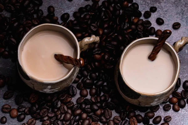 Dos Tazas Café Con Granos Café Fondo Oscuro —  Fotos de Stock