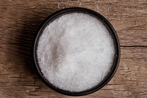 Siyah bir fincanda monosodyum glutamat.