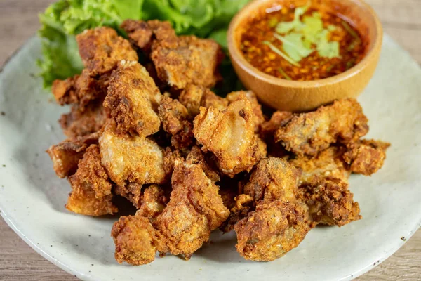 Balık soslu kızarmış domuz eti ve baharatlı çene sosu.