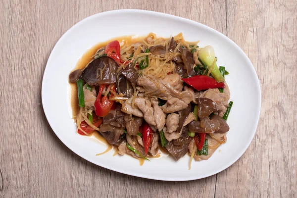 Kızarmış domuz, beyaz arka planda zencefilli beyaz tabak.