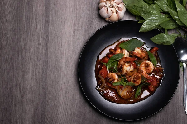 Kızarmış karidesle acı biber ezmesini karıştır.