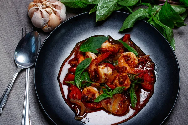 Kızarmış karidesle acı biber ezmesini karıştır.