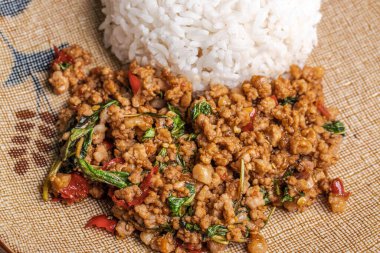 Kızarmış pirinçli kıymalı fesleğen, popüler Tayland yemekleri. Sokak yemeği..