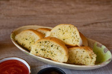 Sarımsaklı ve şifalı ekmek dilimleri.