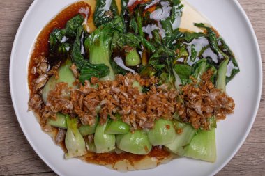 Bebek Bok Choy veya istiridye soslu Çin lahanası ve kızarmış sarımsak..