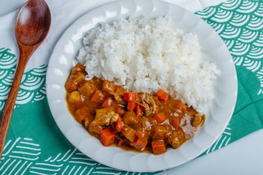 Kurobuta domuz eti, körili pirinç, Japon yemeği.