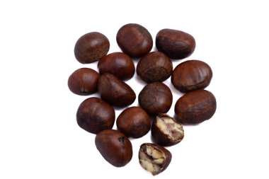 beyaz zemin üzerinde kestane yığını