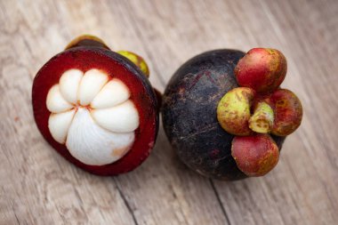 Doğal yeşil rengin arkasındaki sepette taze mangosteen..