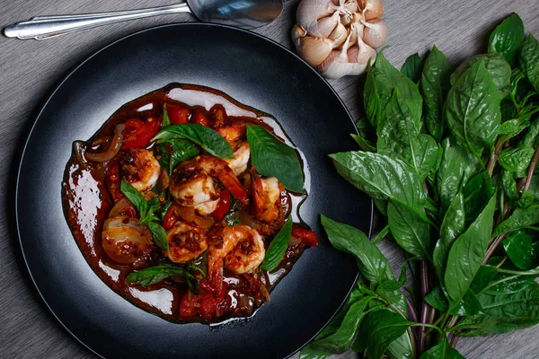 Kızarmış karidesle acı biber ezmesini karıştır.