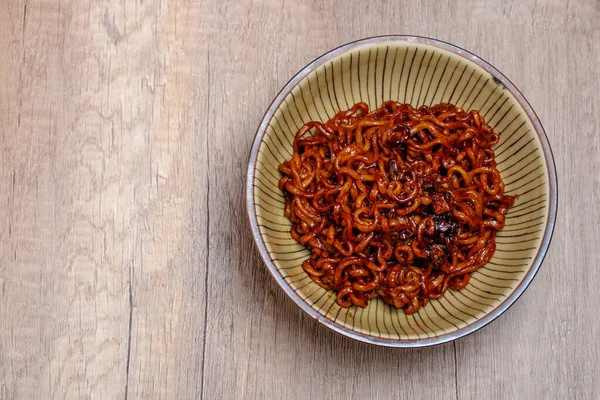 Jajangmyeon Kore kara soslu hazır erişte.