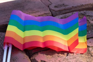 Gurur ayında gökkuşağı bayrakları arka planı, lgbtq + kutlamaları konsepti