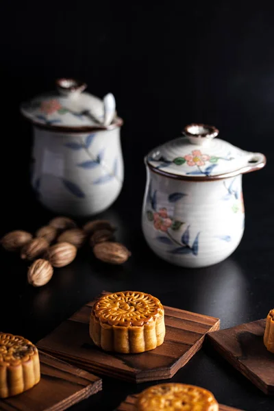 Eski Bir Tepside Çörekleri Siyah Arka Planda Çin Bayramı Atıştırmalıkları — Stok fotoğraf