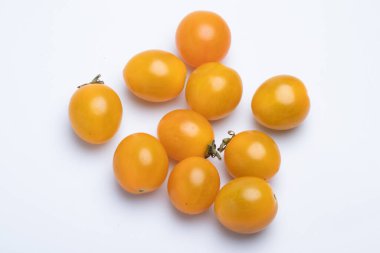 Beyaz zemin üzerinde sarı vişneli domates.