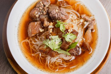 Ağır ateşte pişmiş etli erişte, küçük erişte. Tayland yemeği..