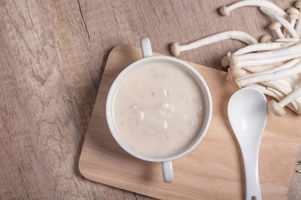 Sopa Creme Cogumelos Uma Xícara Branca Chão Madeira — Fotografia de Stock