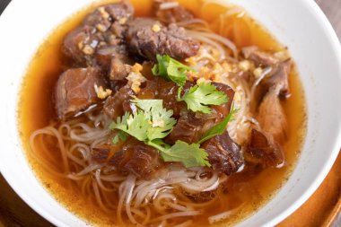 Ağır ateşte pişmiş etli erişte, küçük erişte. Tayland yemeği..