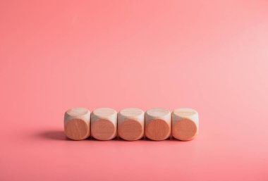 Metin eklemek için boş tahta zar. Pembe arkaplanda